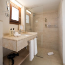 02-BR-GreenRoom_Bad-19